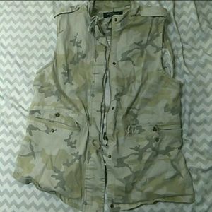 XL cut off sleeve camouflage jacket